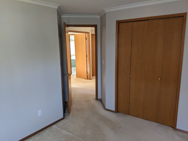 Spacious Single Family Home with Large Yar... - Spacious Single Family Home with Large Yar...