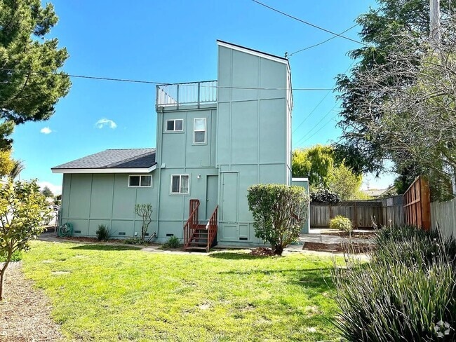 Building Photo - Cedar St in Aptos great 3 Bedroom