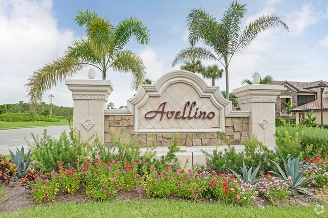 Building Photo - Available Annually July 1, 2025 - 2/2+den ... Rental