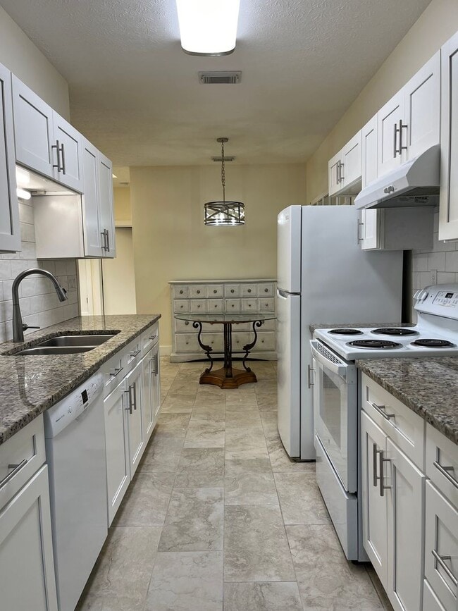 Photo - AVAILABLE NOW!! 2 Bed / 2 Bath Townhome in the Heart of FWB