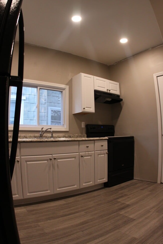 Building Photo - 62 Amherst St Unit down