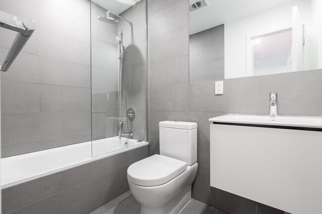 Photo - 365 Eglinton Ave E Unité 106