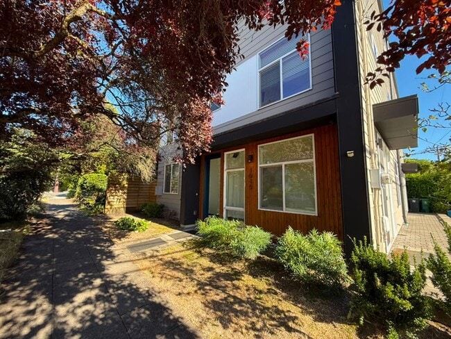 Building Photo - Fully Furnished - 9 Bed 3 Bath U-District Home!