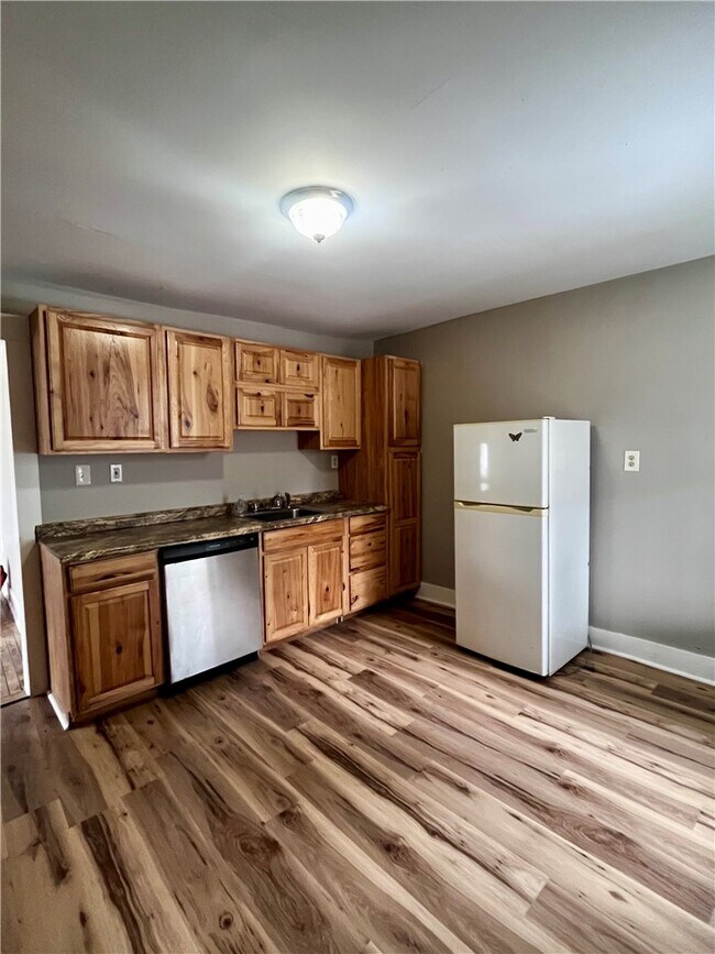 Photo - 114 E Main St