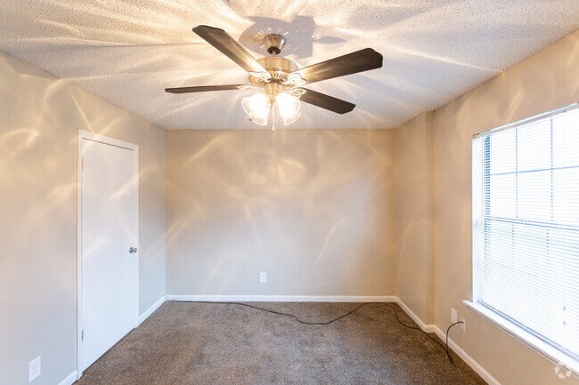 2BR, 1BA - 750 SF