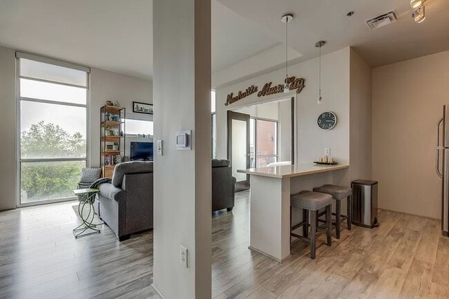 Building Photo - 1 Bed/1 Bath Condo at 5th and Main, Assigned Parking, Washer/Dryer/Covered Balcony