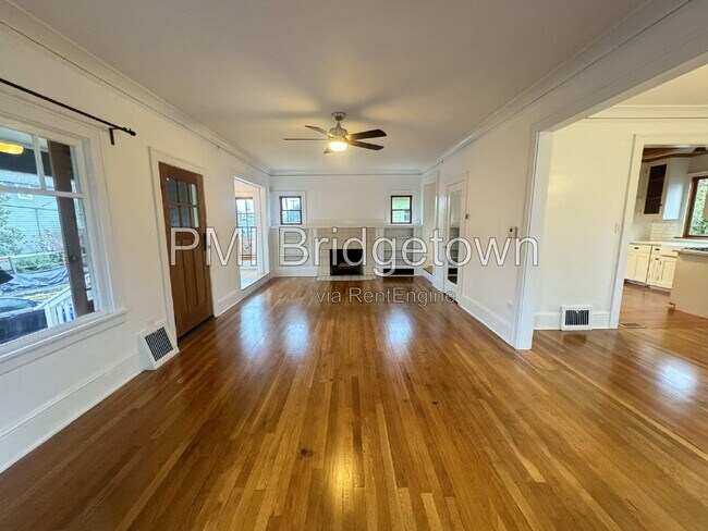 Photo - 4733 SE Yamhill St