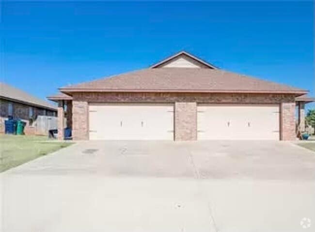 Building Photo - Updated Duplex - Yukon Schools - Close to ... Rental