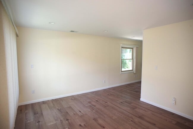 Photo - 1052 N Maple Rd