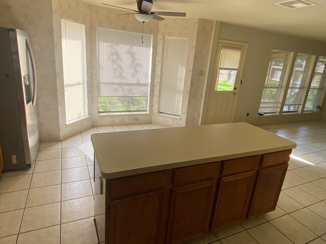 Photo - 8915 Weyburn Grove Dr