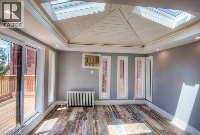 Photo - 16 Wellington St N