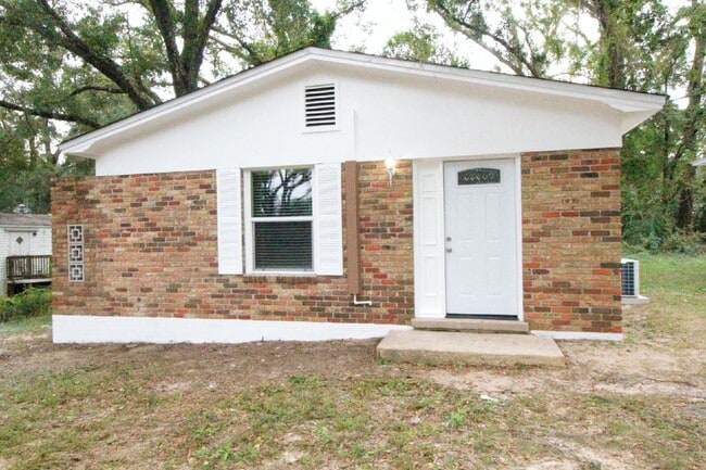 Building Photo - Stylishly Updated 2BR Home in Central Pensacola - Ready Now
