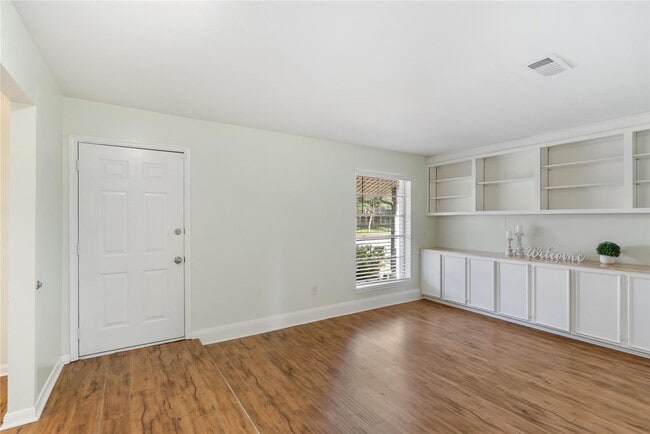 Photo - 759 Carlingford Ln