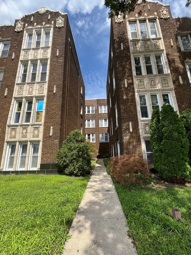 Building Photo - 2840 W Addison St Unit 3S