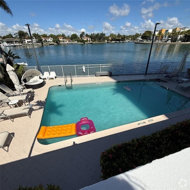 Building Photo - 5880 Collins Ave Unit 303 Rental