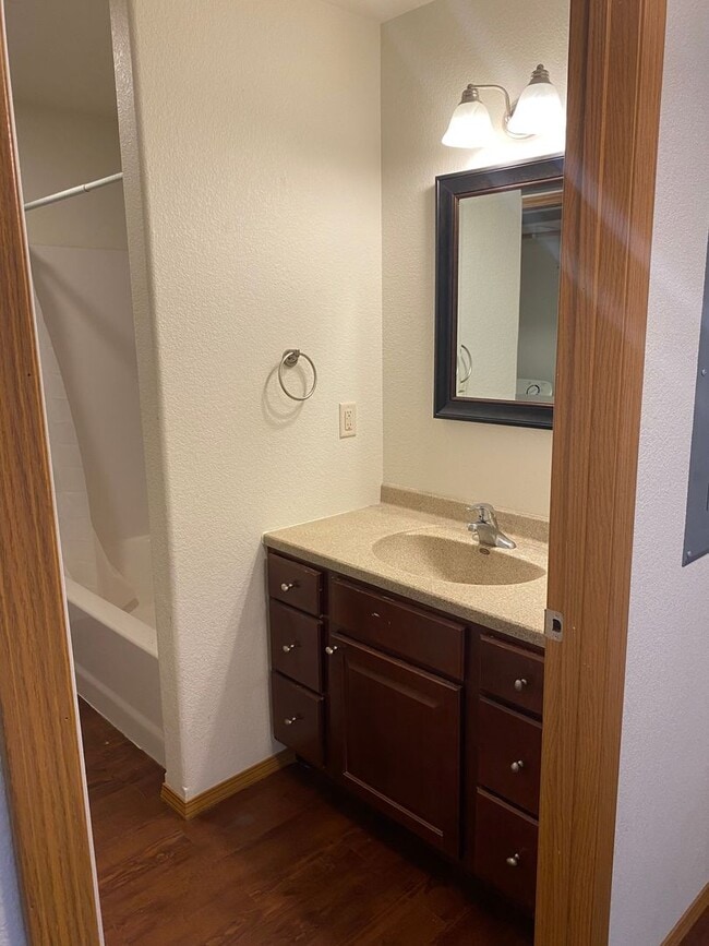 Photo - Lower 2 Bedroom /1 Bath Apartment! Appliances Included! Unit 505#2