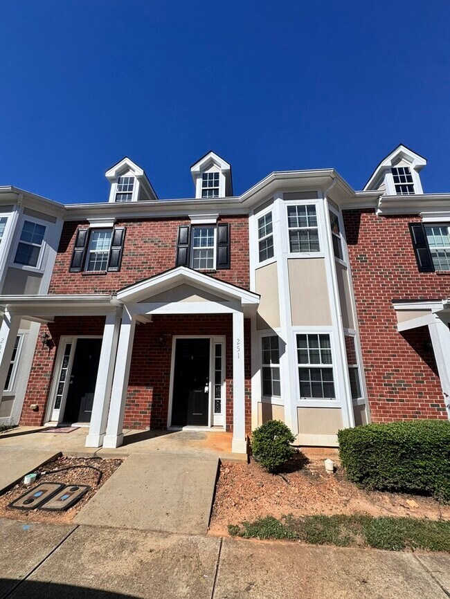 Building Photo - 2 Bed 2 Bath SPACIOUS Town Home! LOCATION ...