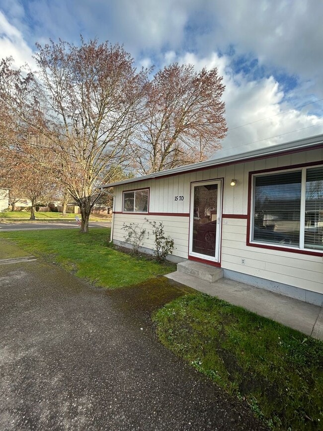 Building Photo - (766) Waverly Drive Albany - 2 Bedroom / 1 Bath Unit 1570