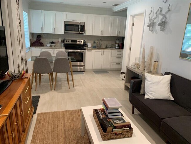 Photo - 801 SW 10th St Unit 2