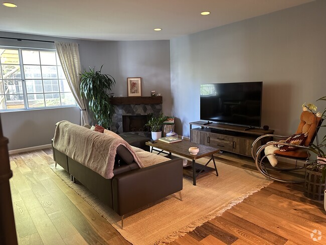 Building Photo - 1433 Barry Ave Unit 204 Rental
