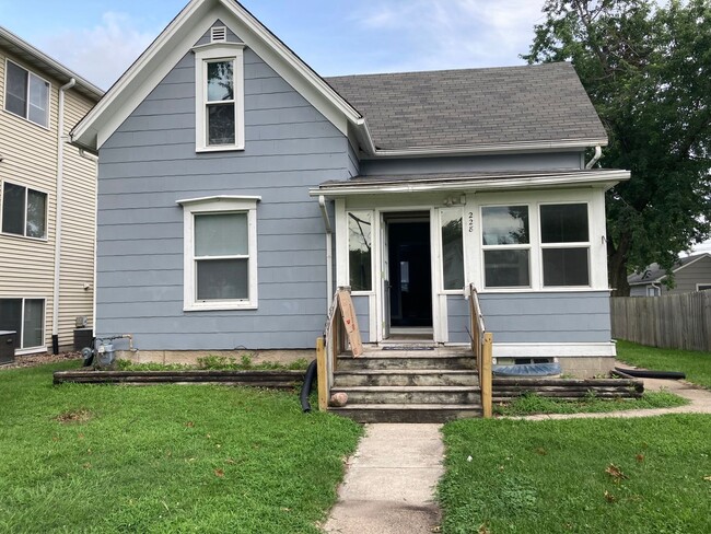 Building Photo - Downtown Ames 3-Bedroom Furnished Home