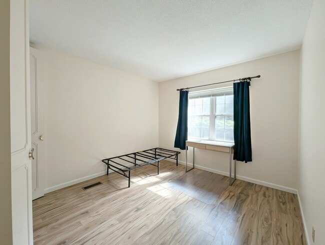 Building Photo - 26 Lake Shore Ter Unit 2