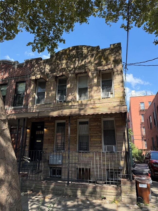 Building Photo - 737 Sheffield Ave Unit 1R