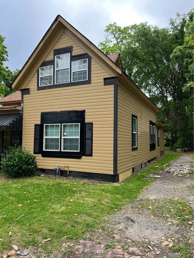 Building Photo - 813 S Ohio St Rental