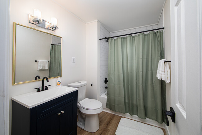 Hall bathroom - 4000 Cypress Ave SW House