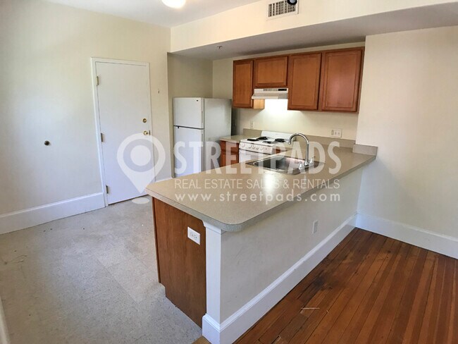 Photo - 881 Massachusetts Ave