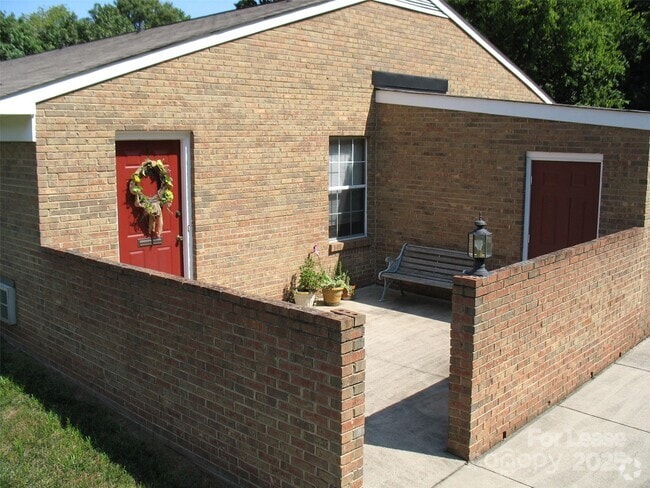Building Photo - 1300 Lomax Ave Unit D Rental