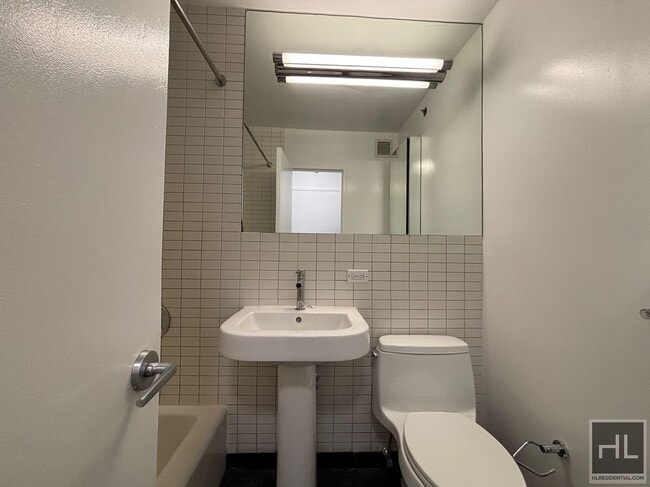 Photo - East 39th Street Unidad 19A