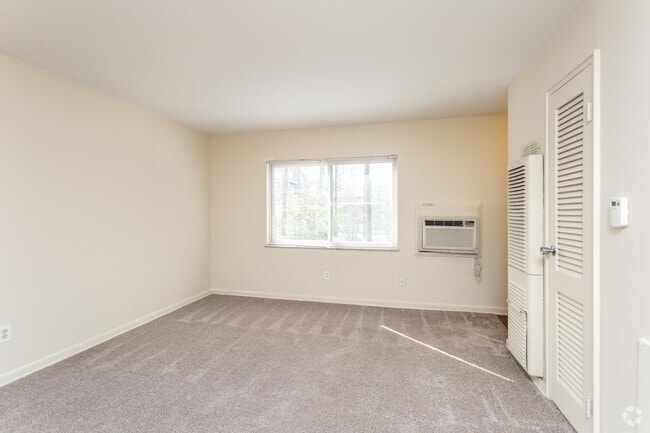 Studio, 1BA - 350 SF