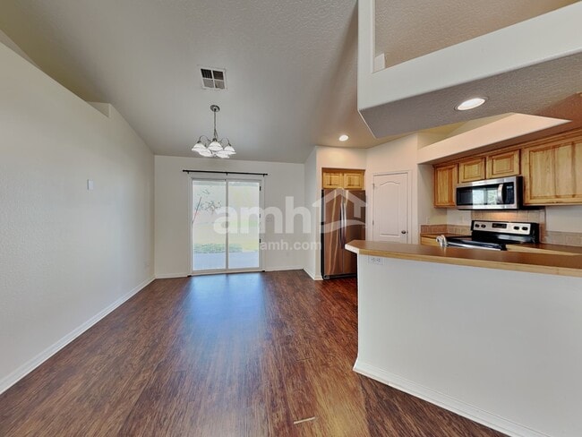 Photo - 410 S Saddlerock Ave