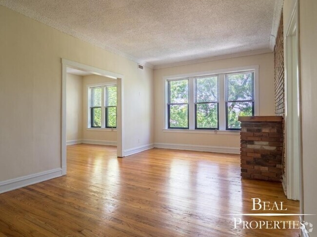 Building Photo - 1 bedroom in CHICAGO IL 60657 Unit W2 Rental