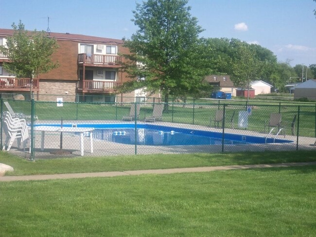 pool - Pinebrook Tower Apartments