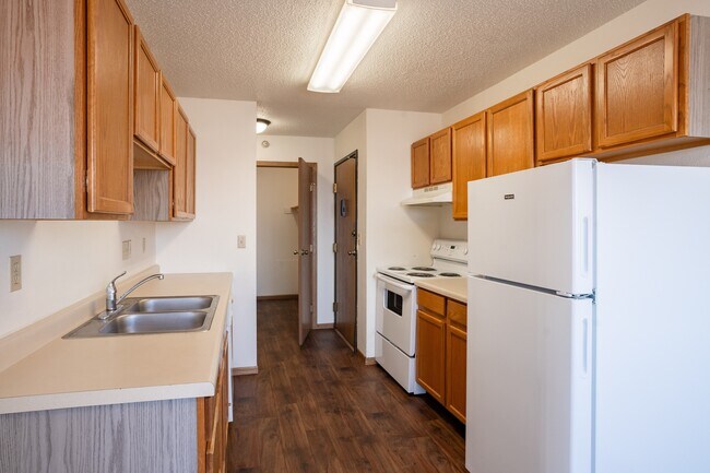 Fargo, ND Fieldstone Apartments | 21A | Kitchen