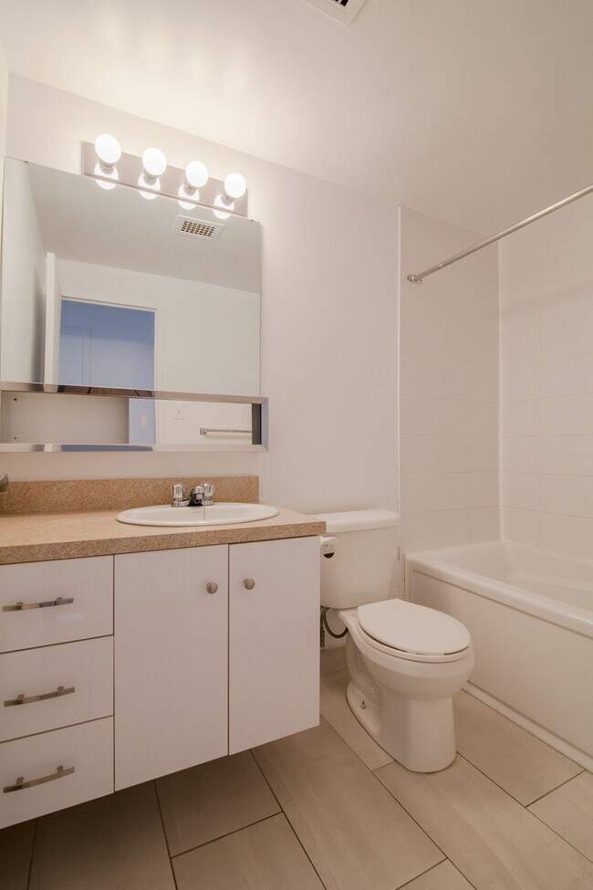 Photo - 900 Av. Rockland Unit 402