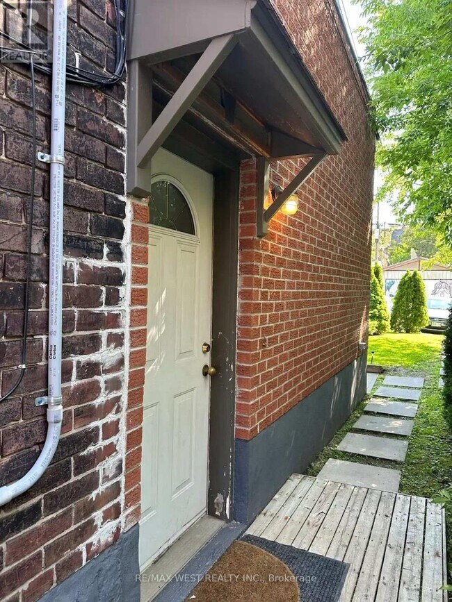 Photo - 563 Ossington Ave