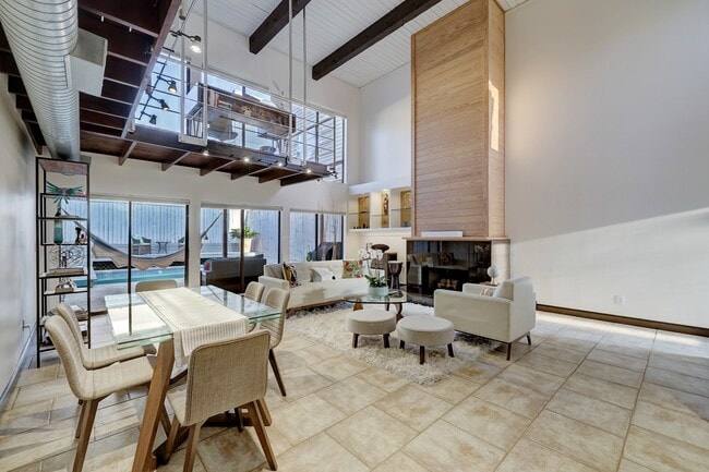 Building Photo - 2117 1/2 Hazard St