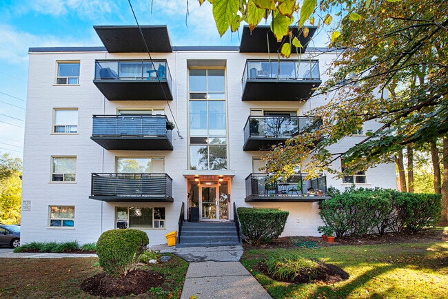 Building Photo - 327 Chisholm