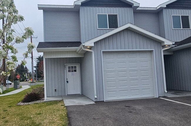 Building Photo - Reduced Rent! Rent Special $100 Off the First 2 Months! Available Now!