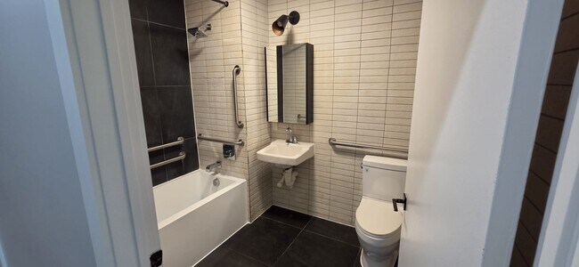Photo - 520 William St Unit 1D