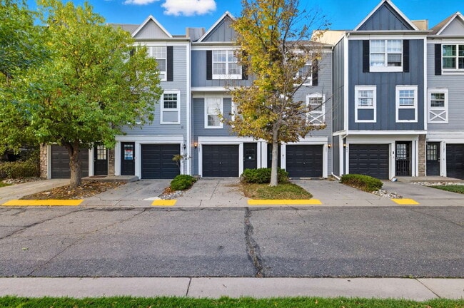 Building Photo - Beautiful Townhome in Aurora - Available Immediately!