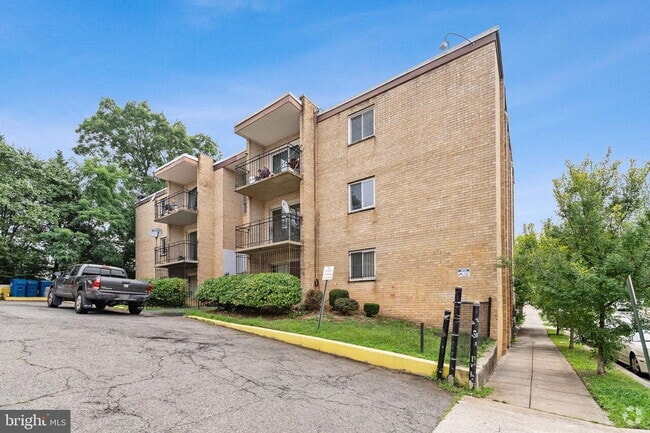 Building Photo - Beautiful hardwood floors and new appliances! Unit 3 Rental