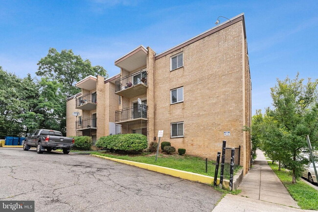 Building Photo - Beautiful hardwood floors and new appliances! Unit 3 Rental