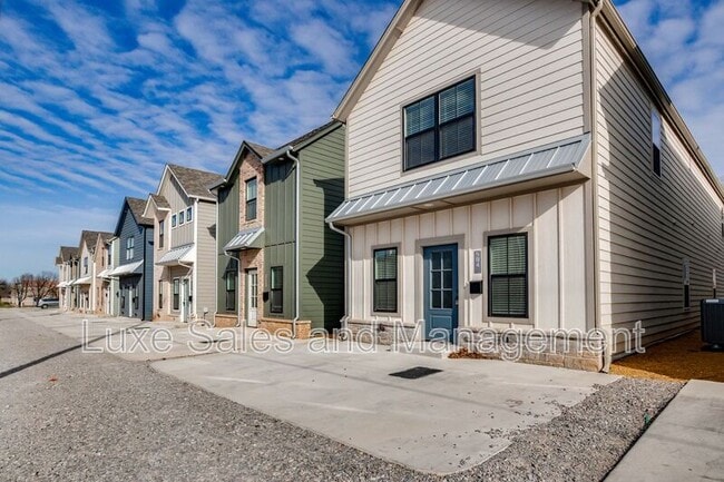 Photo - 604 W 2nd St