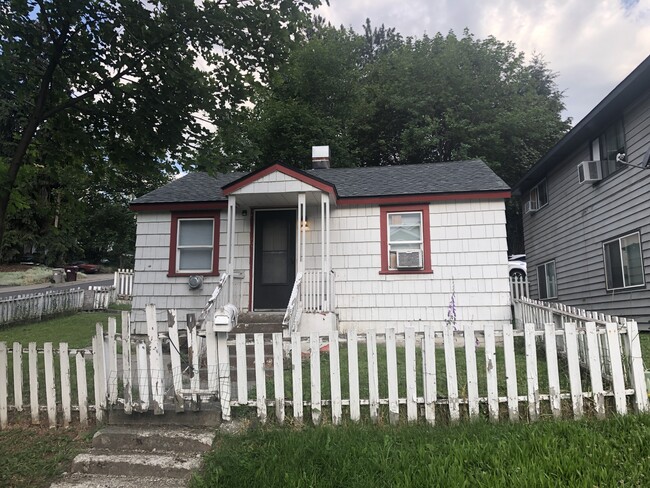 Photo - 555 SW State St