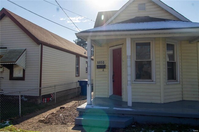 Cute two bedroom home with lots of space. - Cute two bedroom home with lots of space.