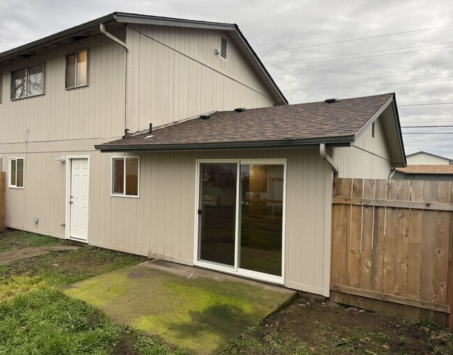 Photo - Beautifully updated 2 bedroom 1.5 bath duplex in Springfield!